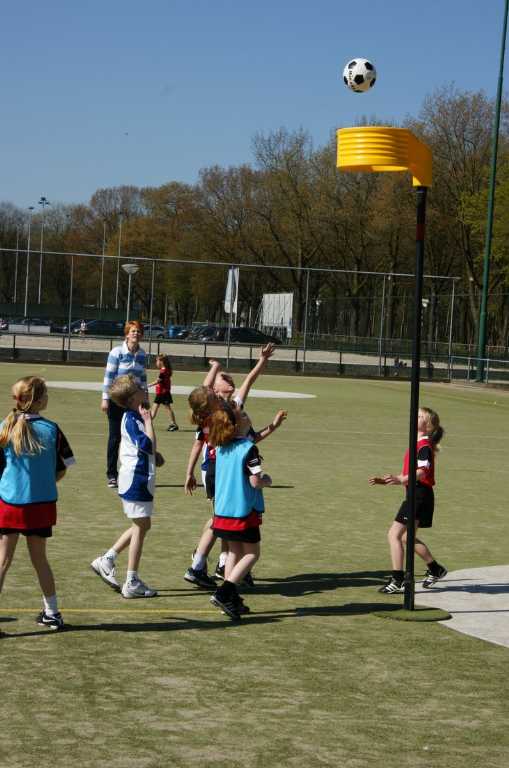 Korfbal E2  17 april 2010 -7.JPG